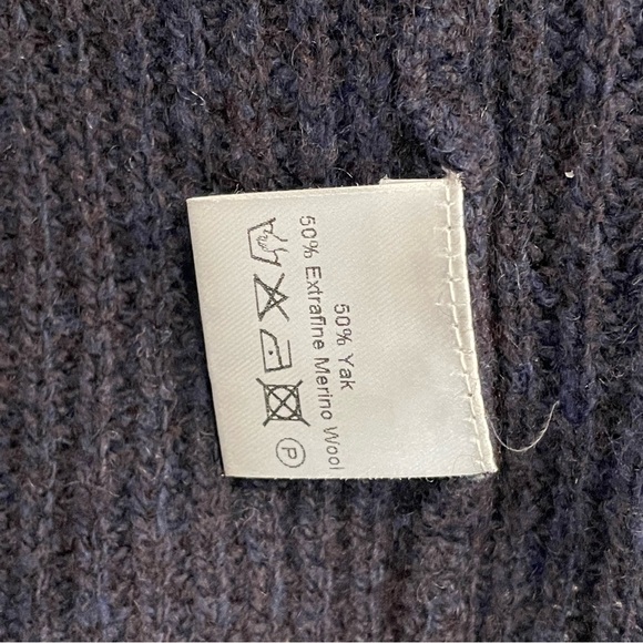 7115 by Szeki Signature Yak Poet Sweater - Size Small - Picture 4 of 6